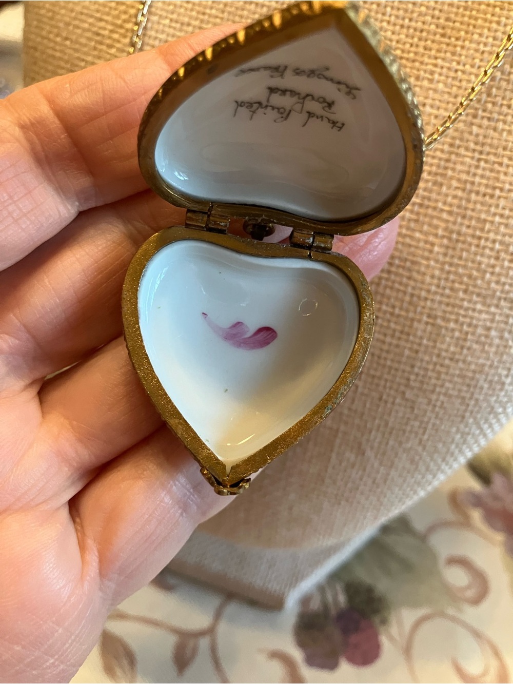 VINTAGE ROCHARD HAND-PAINTED LIMOGE PORCELAIN HEART SHAPED LOCKET ON CHAIN - Picture 8 of 10